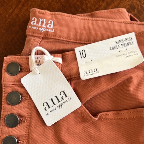 A.N.A. Woman - Picture 6 of 6